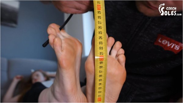 Czech Soles - Ginger - BIG feet lover measures and compares feet of her wife