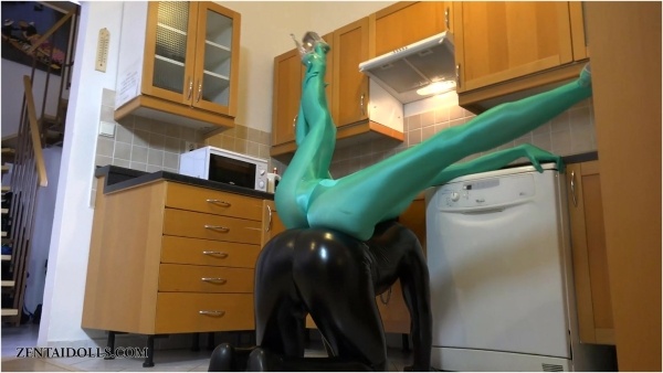 Giant Fem - I am a dominant zentai fetishist and love to be pampered by my slaves