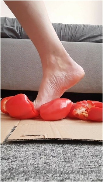 Goddess Tessa - 45  Size Feet Goddess - Destroying 3 Peppers With 1 Step And Smashing It Completly