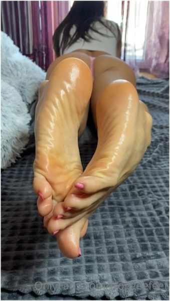 Goddess Diana - Watch Me While Im Spreading My Toes Scrunching My Soles - FROGGEE FEET