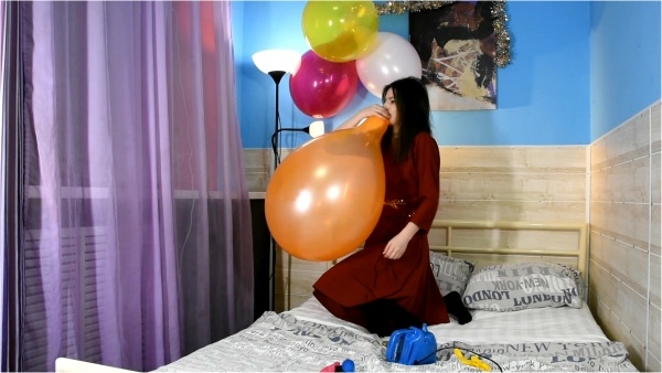Moscow balloon party - Eva decorates the bedroom